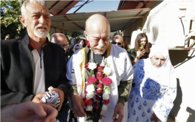 L'Arabe israélien Maher Younis accueilli par des amis et des parents après sa libération après 40 ans de détention dans une prison israélienne pour l'enlèvement et le meurtre d'un soldat israélien, dans la ville de Ara, au nord d'Israël, le 19 janvier 2023. (Crédit : Ahmad Gharabli/AFP)