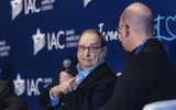 Abraham Foxman, directeur national émérite de l'Anti-Defamation League, prenant la parole lors d'un débat sur l'antisémitisme aux États-Unis, au 8e sommet annuel de l'Israeli American Council, à Austin, au Texas, le 20 janvier 2023. (Crédit : Linda Kasian)