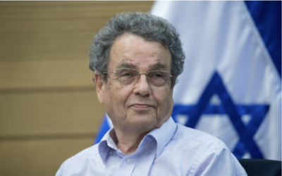 L'ancien ministre de la Justice, Daniel Friedmann, assistant à une réunion de la commission de la Constitution, du Droit et de la Justice à la Knesset, à Jérusalem, le 9 juillet 2017. (Crédit : Yonatan Sindel/Flash90)