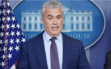 Jeff Zients, coordinateur de la réponse de la Maison Blanche au COVID-19, s'exprimant lors d'un point de presse, à la Maison Blanche, à Washington, le 13 avril 2021. (Crédit : AP Photo/Patrick Semansky/Archives)