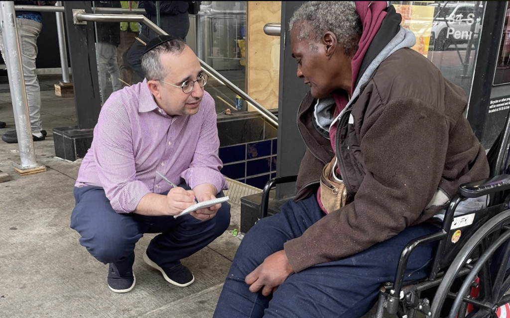 Reuven Blau, 43 ans, interviewant ici une source anonyme alors qu'il travaillait comme reporter pour The City, à New York. (Crédit : The City/Ben Fractenberg via JTA)