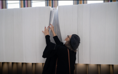 Une femme consultant le "Livre des noms" au siège de l'ONU, à New York, le 24 janvier 2023. (Crédit : Luke Tress/Times of Israel)