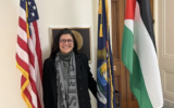 La représentante démocrate Rashida Tlaib se tenant devant son bureau après y avoir placé un drapeau palestinien, le 25 janvier 2023. (Crédit : Rashida Tlaib/Twitter)