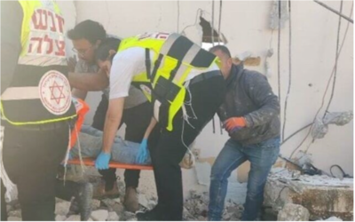 Des secouristes s'occupant d'un ouvrier du bâtiment qui a été mortellement blessé sur un chantier à Bnei Brak, le 26 janvier 2022. (Crédit : Hatzolah)