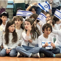Des écoliers juifs de l'Athénée Ganenou attendant l'arrivée du président Isaac Herzog, à Bruxelles, le 25 janvier 2023 .(Crédit : Lazar Berman/The Times of Israel)