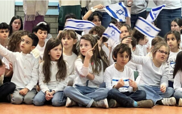 Des écoliers juifs de l'Athénée Ganenou attendant l'arrivée du président Isaac Herzog, à Bruxelles, le 25 janvier 2023 .(Crédit : Lazar Berman/The Times of Israel)