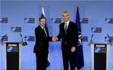 Le président Isaac Herzog, à gauche, et le secrétaire général de l'OTAN, Jens Stoltenberg, lors de la conférence de presse qui a suivi leur rencontre au siège de l'OTAN, à Bruxelles, le 26 janvier 2023. (Crédit : John Thys/AFP)