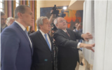 L'envoyé israélien aux Nations unies, Gilad Erdan, à gauche, le secrétaire général de l'ONU, Antonio Guterres, au centre, et le président de Yad Vashem Dani Dayan, à droite, devant le "Livre des noms" au siège de l'ONU, à New York, le 26 janvier 2023. (Crédit : Luke Tress/Times of Israel)