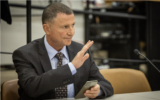 Le député Yuli Edelstein, assistant à une réunion du Likud, à la Knesset, le 23 mai 2022. (Crédit : Yonatan Sindel/Flash90)