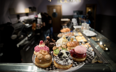 Des soufganiyot vendus à la boulangerie Roladin à l'extérieur du marché Mahane Yehuda, à Jérusalem, le 7 décembre 2020. (Crédit : Yonatan Sindel/Flash90)