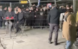 Du personnel de la Treizième chaîne attaqué par des manifestants à Neve Yaakov, au lendemain d'un attentat terroriste, le 28 janvier 2023. (Crédit : Twitter)