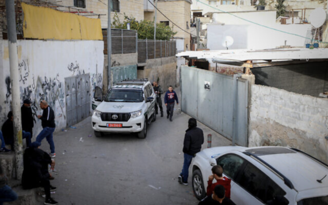 La police devant la maison du terroriste palestinien qui a tué sept personnes dans une attaque terroriste, dans le quartier A-Tur de Jérusalem, le 28 janvier 2023. (Crédit : Jamal Awad/Flash90)