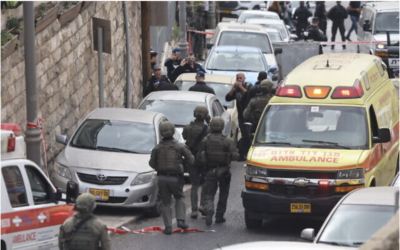 La police sur les lieux d'une attaque terroriste par balles près de la Vieille Ville de Jérusalem, le 28 janvier 2023. (Crédit : Yonatan Sindel/Flash90)