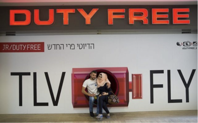 Un couple de musulmans posant pour une photo au Duty Free de l'aéroport international Ben Gurion, à Tel Aviv, en Israël, le 30 avril 2016. (Crédit : Nati Shohat/Flash90)