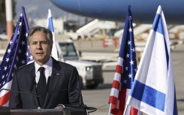 Le secrétaire d'État américain Antony Blinken prononçant un discours à son arrivée à l'aéroport Ben Gurion, près de Tel Aviv, le 30 janvier 2023. (Crédit : Ronaldo Schemidt/POOL/AFP)