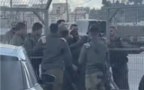 Une altercation entre soldats à l'entrée de l'avant-poste militaire de Harsina, près de la ville de Hébron en Cisjordanie, le 30 janvier 2023. (Capture d'écran utilisée conformément à la clause 27a de la loi sur le droit d'auteur)