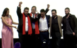 Le chef israélien, Tomer Tal, et son équipe du restaurant George & John de Tel Aviv recevant un prix après s'être classés au sixième rang des 50 meilleurs établissements de restauration du Moyen-Orient et d'Afrique du Nord, à Dubaï, aux Émirats arabes unis, le 30 janvier 2023. (Crédit : YouTube/50 Best Restaurants TV)