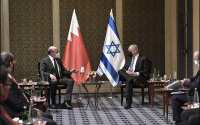 Le Premier ministre Benjamin Netanyahu rencontrant le ministre bahreïni des Affaires étrangères, Abdullatif bin Rashid al-Zayani, à Jérusalem, le 18 novembre 2020. (Crédit : Amos Ben Gershom/Bureau du Premier ministre)