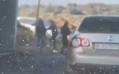 Altercation entre un Palestinien et des soldats près de l'implantation d’Ofra, en Cisjordanie, le 15 janvier 2023. (Capture d’écran : Twitter)