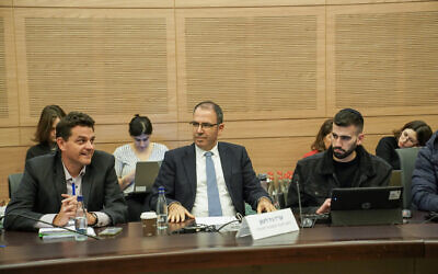 Le substitut de la procureure générale Gil Limon (au centre) s'exprime lors d'une réunion de la commission de la Constitution, du droit et de la justice de la Knesset, le 16 janvier 2023. (Crédit : Dani Shem-Tov/Knesset)