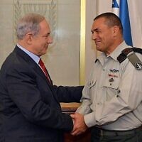 Le Premier ministre Benjamin Netanyahu (à gauche) avec le secrétaire militaire sortant du Premier ministre, le général de division Eyal Zamir, au cabinet du Premier ministre à Jérusalem, le 8 septembre 2015. (Crédit : Haim Zach / GPO)