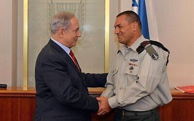 Le Premier ministre Benjamin Netanyahu (à gauche) avec le secrétaire militaire sortant du Premier ministre, le général de division Eyal Zamir, au cabinet du Premier ministre à Jérusalem, le 8 septembre 2015. (Crédit : Haim Zach / GPO)