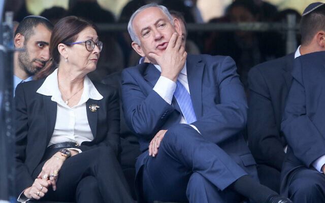 Le Premier ministre israélien Benjamin Netanyahu et la présidente de la Cour suprême Esther Hayur  lors d'un service de commémoration de l'assassinat de feu le Premier ministre   Yitzhak Rabin, 22 ans auparavant, au cimetière du mont Herzl à Jérusalem, le 1er novembre 2017. (Crédit : Marc Israel Sellem/POOL )