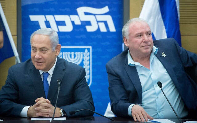 Le Premier ministre Benjamin Netanyahu parle avec le président de la coalition de l'époque, David Amsalem, pendant une réunion de faction du Likud à la Knesset, le 19 novembre 2018. (Crédit : Miriam Alster/Flash90) Le Premier ministre Benjamin Netanyahu parle avec le président de la coalition de l'époque, David Amsalem, pendant une réunion de faction du Likud à la Knesset, le 19 novembre 2018. (Crédit : Miriam Alster/Flash90)
