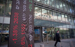 Illustration : La Bourse de Tel Aviv, le 29 novembre 2020. (Crédit : Miriam Alster/Flash90)