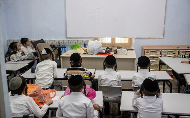 Élèves d'une école ultra-orthodoxe à Jérusalem, le 9 août 2021. (Crédit : Yonatan Sindel/Flash90)