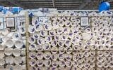 Dans un magasin, rayon de vaisselle plastique jetable à Givat Shaul, Jérusalem, le 27 octobre 2021. (Crédit : Yonatan Sindel/Flash90)