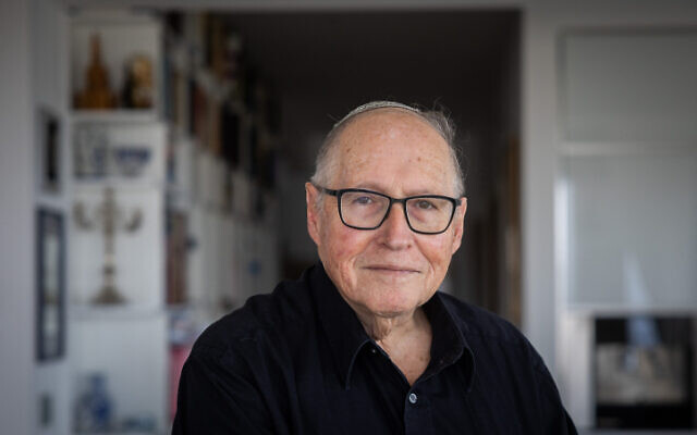 L'ancien juge à la Cour suprême Elyakim Rubinstein à son domicile de Jérusalem, le 6 février 2022. (Crédit : Yonatan Sindel/Flash90)