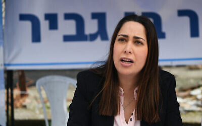 Le député du Likud May Golan rend visite à Itamar Ben Gvir dans le quartier de Sheikh Jarrah, à Jérusalem-Est, le 14 février 2022. (Crédit : Arie Leib Abrams/Flash90)