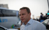 Le ministre du Tourisme israélien Yoel Razvozov à Jérusalem, le 6 mars 2022. (Crédit : Yonatan Sindel/Flash90)