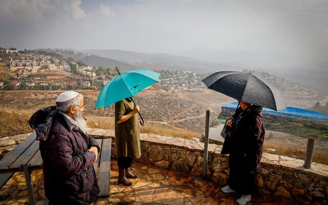 Des gens regardent l'implantation d'Elon Moreh, près de la ville de Naplouse, en Cisjordanie, le 14 novembre 2022. (Crédit : Gershon Elinson/Flash90) Des gens regardent l'implantation d'Elon Moreh, près de la ville de Naplouse, en Cisjordanie, le 14 novembre 2022. (Crédit : Gershon Elinson/Flash90)