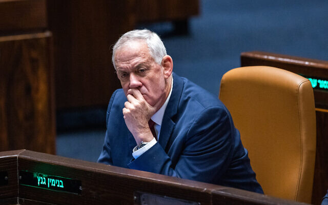 Le ministre de la Défense Benny Gantz pendant un vote à la Knesset, à Jérusalem, le 28 décembre 2022. (Crédit:  Olivier Fitoussi/Flash90)