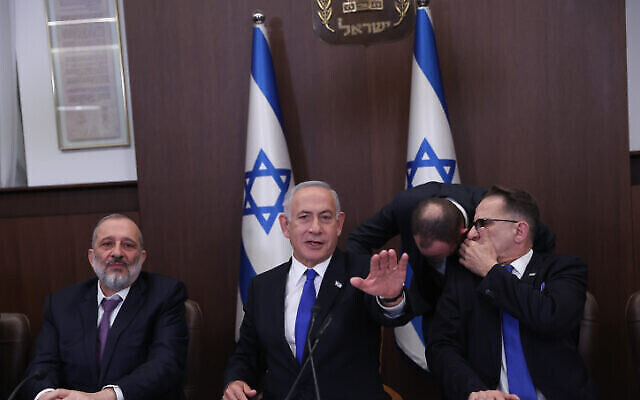 Benjamin Netanyahu lors de sa première réunion du cabinet depuis qu'il a repris le poste de Premier ministre, quelques heures après l'investiture de sa coalition, au bureau du Premier ministre de Jérusalem, le 29 décembre 2022. (Crédit : Ohad Zwigenberg/ POOL) Benjamin Netanyahu lors de sa première réunion du cabinet depuis qu'il a repris le poste de Premier ministre, quelques heures après l'investiture de sa coalition, au bureau du Premier ministre de Jérusalem, le 29 décembre 2022. (Crédit : Ohad Zwigenberg/ POOL)