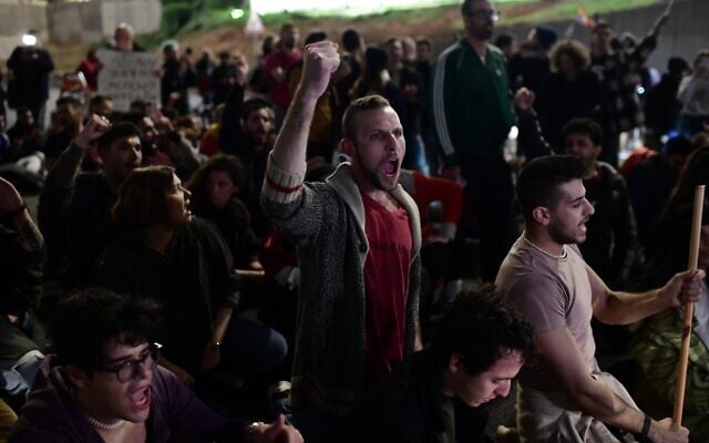 Des membres de la communauté LGBTQ et des sympathisants participant à une manifestation contre le nouveau gouvernement israélien, à Tel Aviv, le 29 décembre 2022. (Crédit : Tomer Neuberg/Flash90)