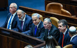 De gauche à droite, les ministres Yoav Gallant, Aryeh Deri, Benjamin Netanyahu, Yariv Levin et Eli Cohen, à la Knesset, le 29 décembre 2022. (Crédit : Yonatan Sindel/Flash90)