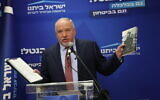 Le leader du parti Yisrael Beytenu, Avigdor Liberman, tenant dans sa main droite une copie des accords de coalition récemment signés et dans sa main gauche une copie d'un livre de Theodor Herzl, lors d'une réunion de faction à la Knesset, à Jérusalem, le 2 janvier 2023. (Crédit : Yonatan Sindel/Flash90)