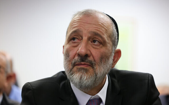 Le chef du parti Shas, Aryeh Deri, lors d'une cérémonie pour le prochain ministre des Affaires sociales Yaacov Margi au ministère des Affaires sociales de Jérusalem, le 1err janvier 2023. (Crédit : Yonatan Sindel/FLASH90