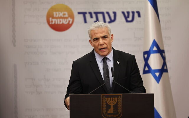 Le chef du parti Yesh Atid, Yair Lapid, s'exprimant lors d'une réunion de sa faction à la Knesset, à Jérusalem, le 2 janvier 2023. (Crédit : Yonatan Sindel/Flash90) Le chef du parti Yesh Atid, Yair Lapid, s'exprimant lors d'une réunion de sa faction à la Knesset, à Jérusalem, le 2 janvier 2023. (Crédit : Yonatan Sindel/Flash90)