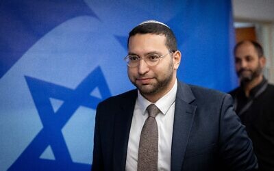 Le ministre du Développement du Néguev et de la Galilée, Yitzhak Wasserlauf, arrivant à la réunion hebdomadaire du cabinet au Bureau du Premier ministre, à Jérusalem, le 3 janvier 2023. (Crédit : Yonatan Sindel/Flash90)