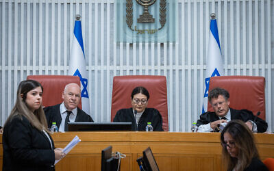 La présidente de la Cour suprême Esther Hayut et d'autres juges lors d'une audience de la Haute cour de justice sur les recours déposés contre la nomination du chef du Shas, Aryeh Deri, en tant que ministre en raison de sa récente condamnation pour des délits fiscaux, le 5 janvier 2023. (Crédit : Yonatan Sindel/Flash90)