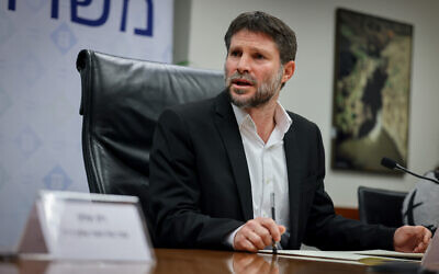 Le ministre des Finances, Bezalel Smotrich, en conférence de presse avec des familles de victimes du terrorisme, au ministère des Finances, à Jérusalem, le 8 janvier 2023. (Crédit : Yonatan Sindel/Flash90)