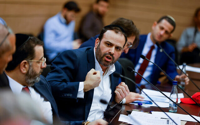 Le député Shas Yinon Azoulai parlant lors d'un débat de la commission parlementaire de la Knesset, le 17 janvier 2023. (Crédit : Olivier Fitoussi/Flash90)