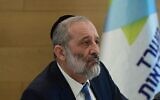 Le chef du Shas Aryeh Deri vu lors d'une réunion au centre médical Sheba à Ramat Gan, le 18 janvier 2023. (Crédit : Tomer Neuberg/Flash90)
