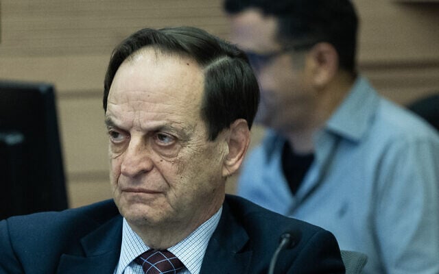 L'ancien ministre de la Justice du Likud, Dan Meridor, assiste à une réunion à la Knesset à Jérusalem, le 18 janvier 2023. (Crédit : Yonatan Sindel/Flash90) L'ancien ministre de la Justice du Likud, Dan Meridor, assiste à une réunion à la Knesset à Jérusalem, le 18 janvier 2023. (Crédit : Yonatan Sindel/Flash90)