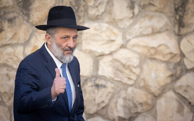 Le ministre de la Santé et de l'Intérieur Aryeh Deri aux abords de son domicile de Jérusalem, le 19 janvier 2023. (Crédit :  Yonatan Sindel/Flash90)
