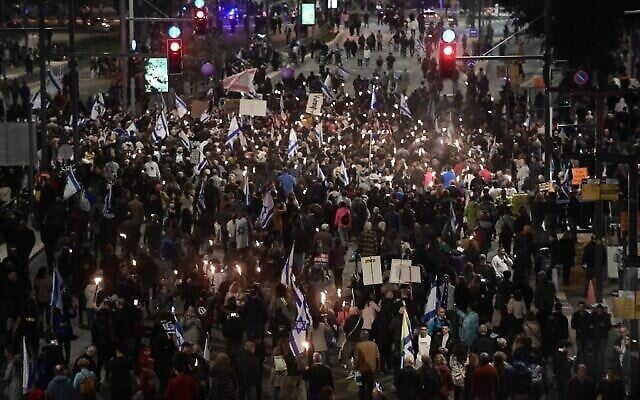 Des Israéliens protestent contre le gouvernement du Premier ministre Benjamin Netanyahu et ses projets de réformes judiciaires qui, selon ses opposants, menacent la démocratie et les libertés, à Tel Aviv, Israël, le 21 janvier 2023. (Crédit : Tomer Neuberg/Flash90)